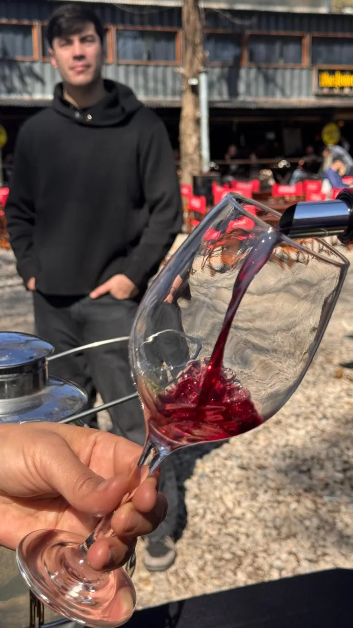 Sirviendo una copa de tinto de La Agustina