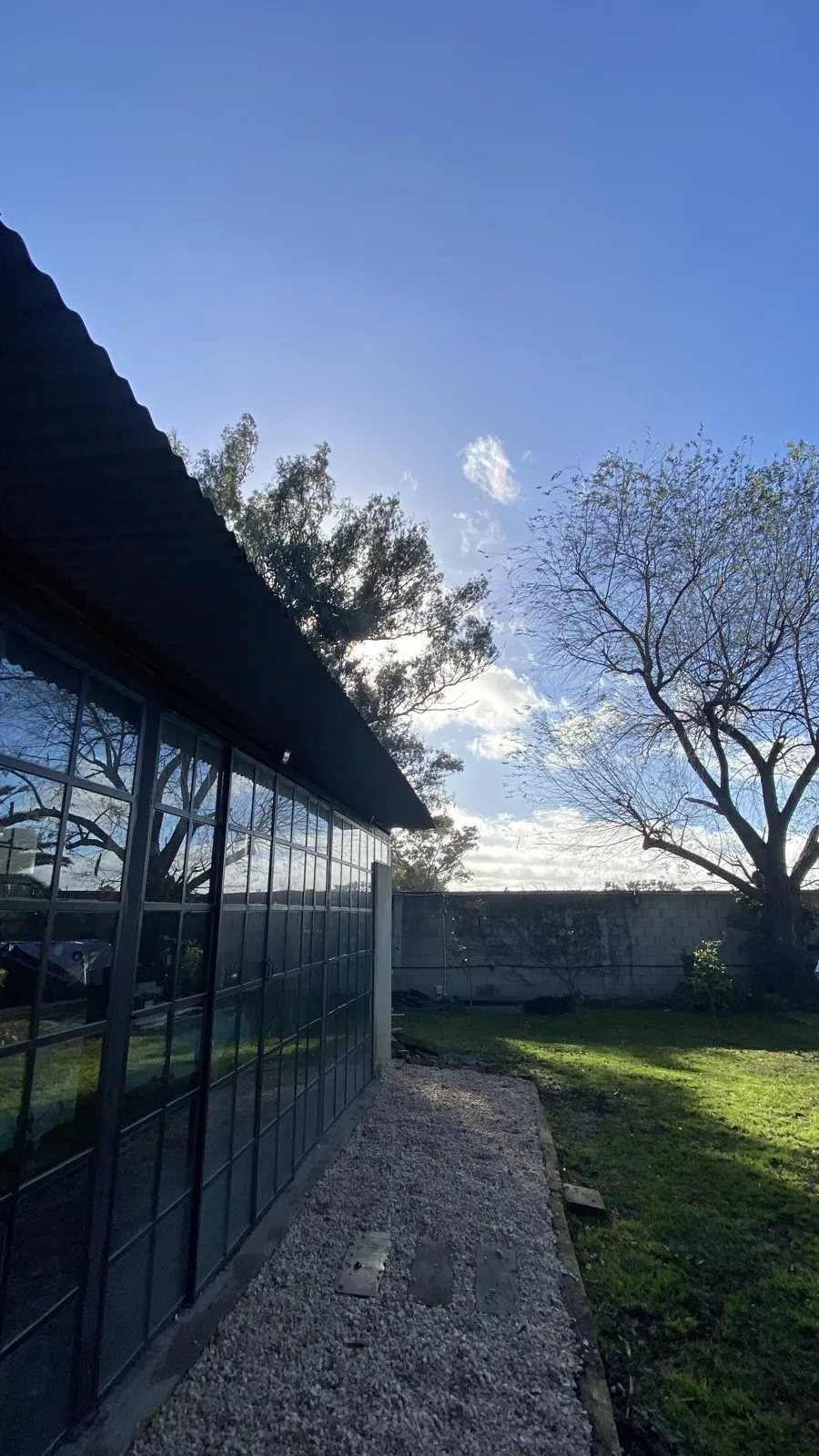 La casa de La Agustina: fachada vidriada y jardín