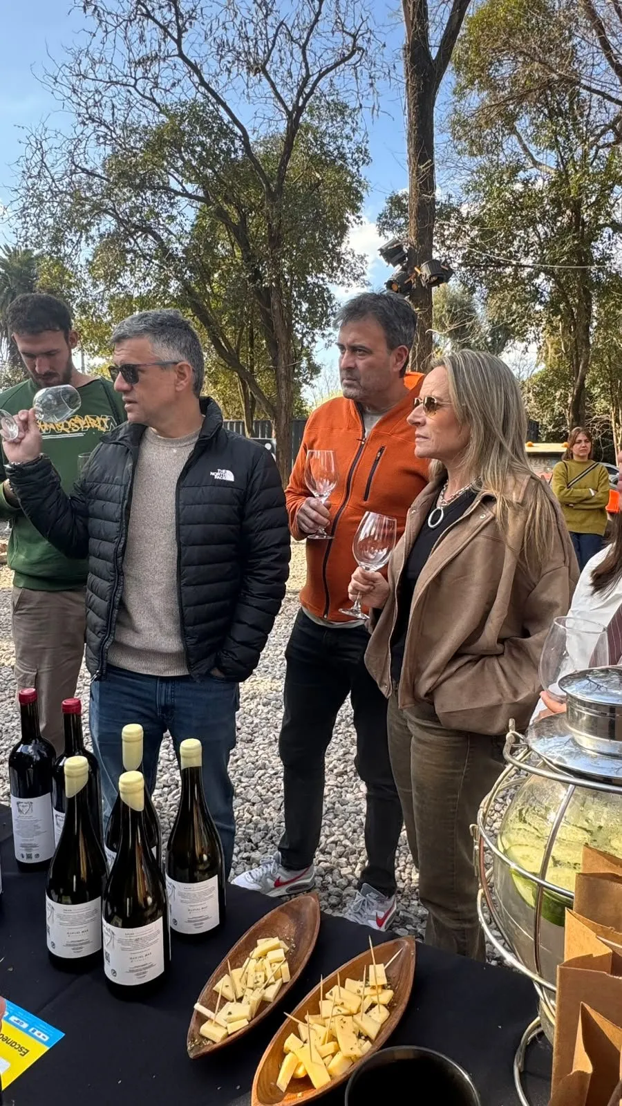 Amigos de la Manada alrededor de las botellas