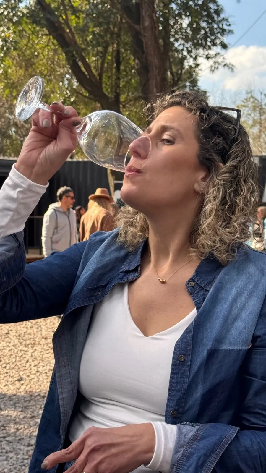 Una copa de blanco al sol